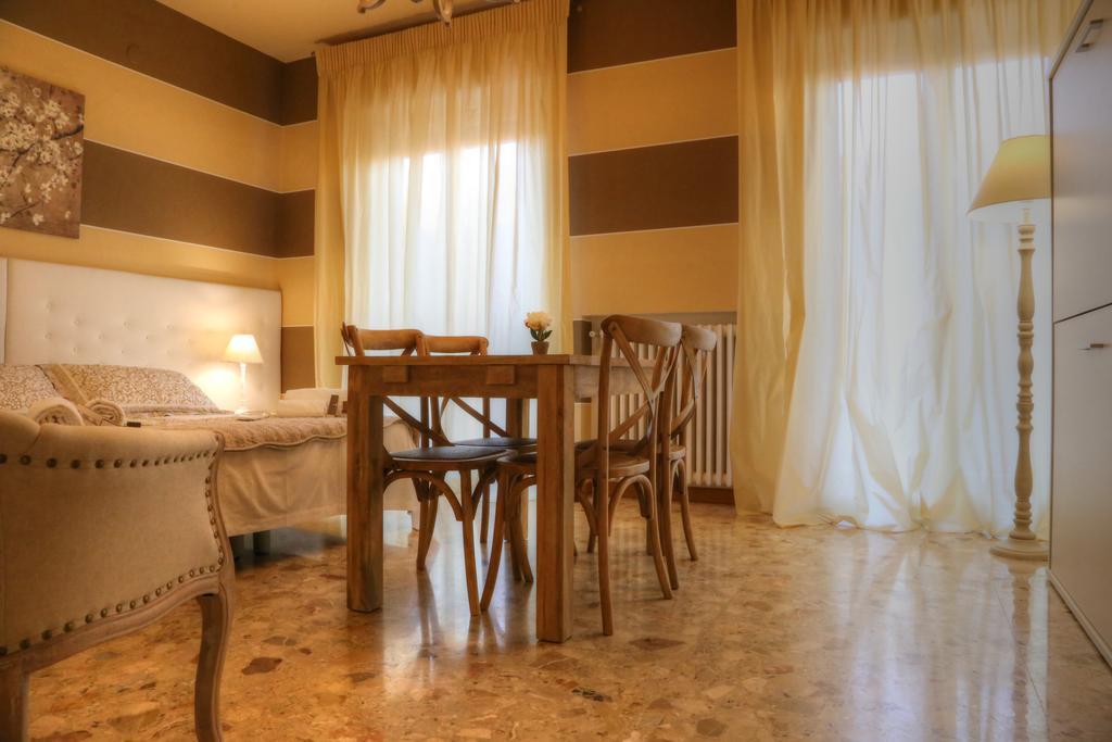 La Casetta Di Lina Rooms And Apartments Верона Экстерьер фото